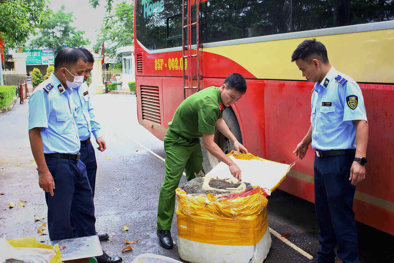 Luc luong chuc nang phat hien hang hoa khong ro nguon goc. Anh: Van Diep