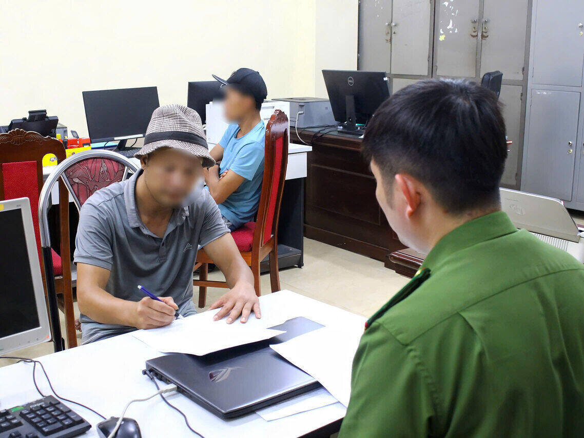 Qua trinh lam viec voi voi lai xe khach cho hang hoa khong ro nguon goc. Anh: An ninh Son La
