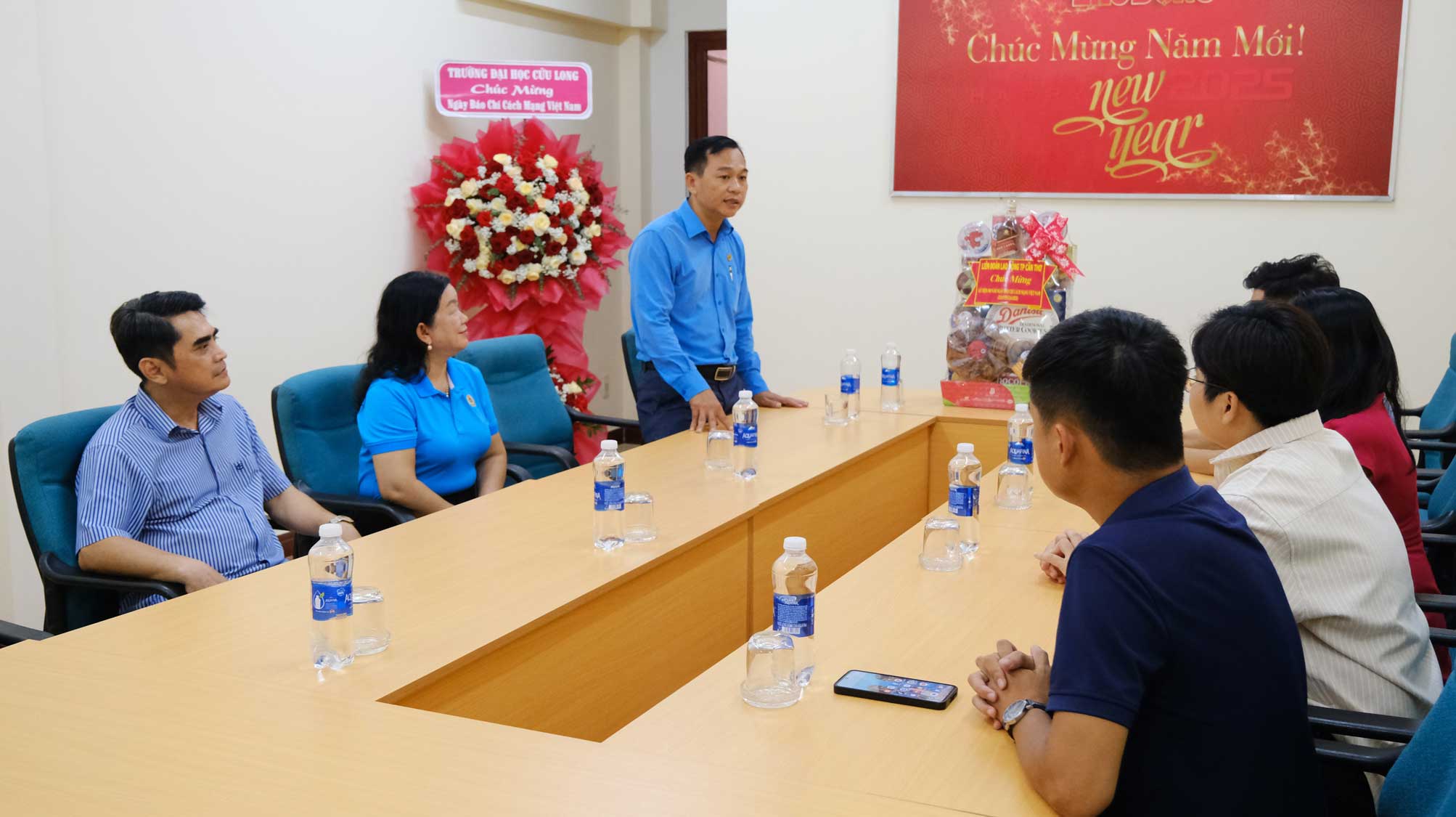 Pho Chu tich LDLD TP Can Tho Nguyen Ngoc Tan gui loi chuc mung den 
