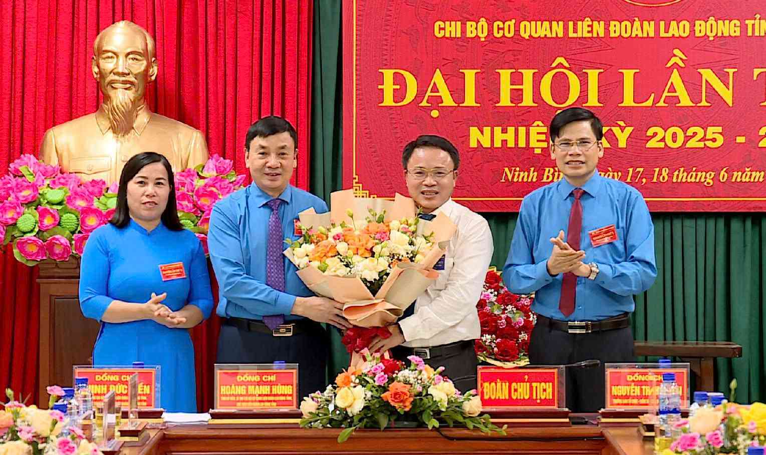 Dai dien lanh dao Dang uy cac co quan Dang tinh Ninh Binh tang hoa chuc mung Dai hoi. Anh: Xuan Hung