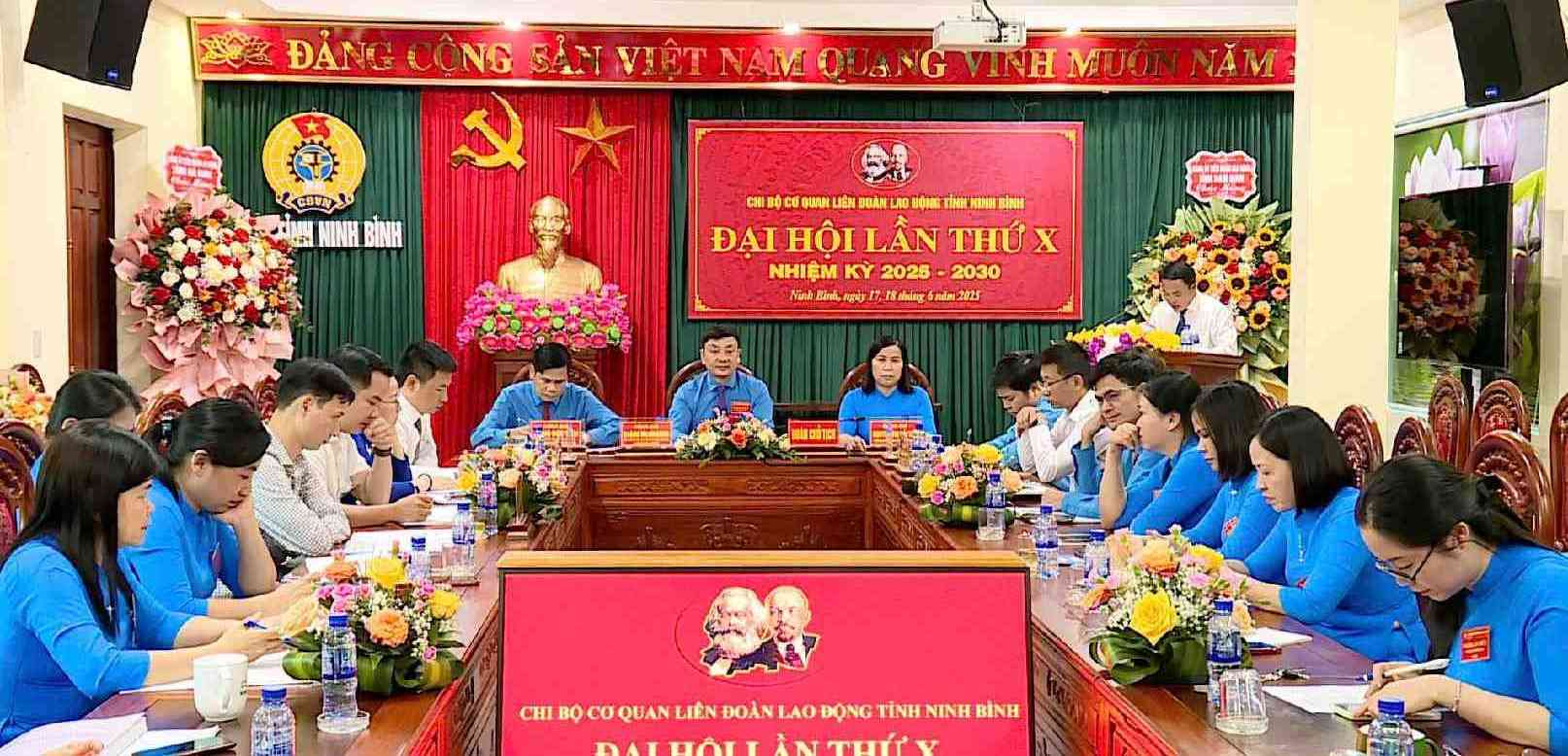 Delegates attending the 10th Congress of the Ninh Binh Provincial Federation of Labor Party Cell, term 2025 - 2030. Photo: Xuan Hung
