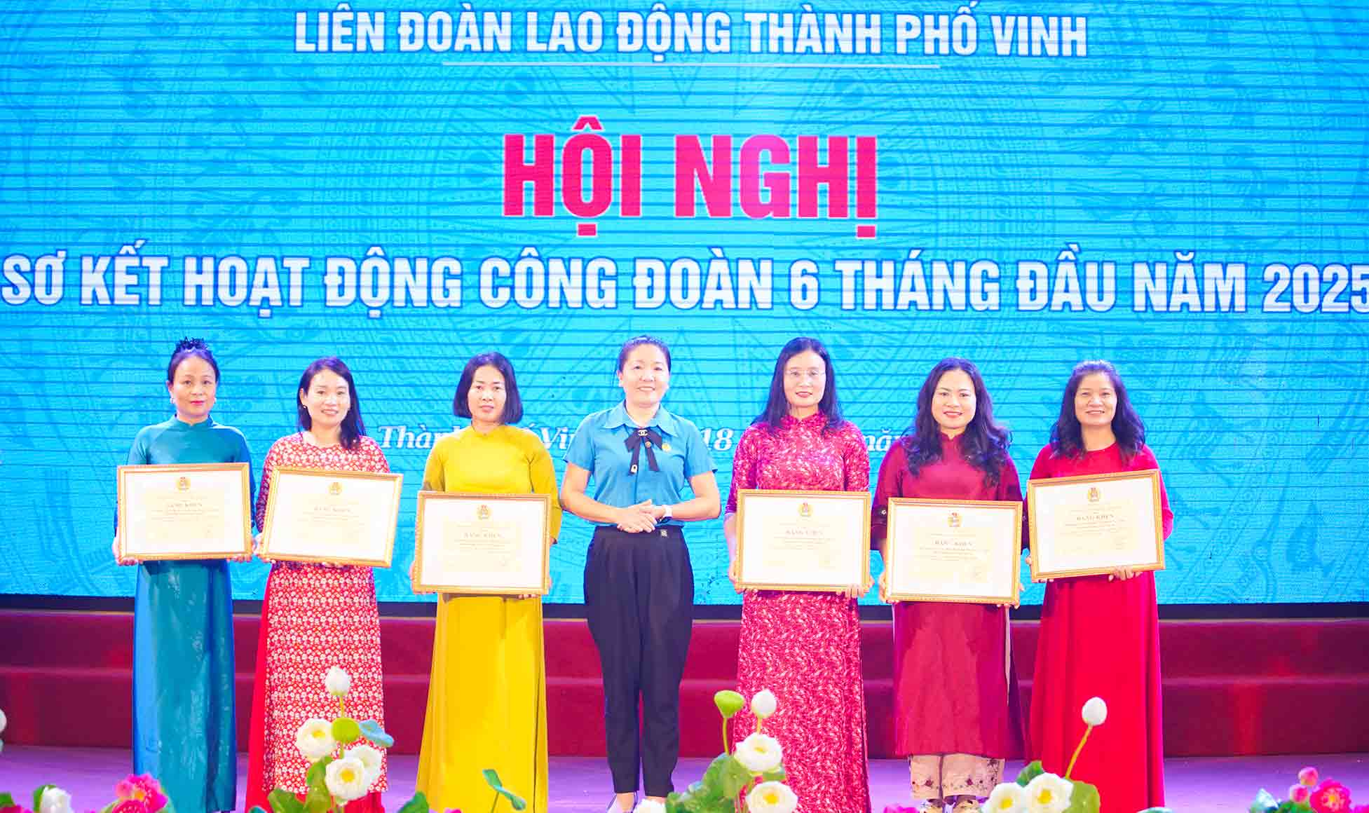 Ba Nguyen Thi Thu Nhi - Pho Chu tich Lien doan Lao dong TP Vinh trao bang khen cho cac tap the co thanh tich xuat sac. Anh: Duy Chuong