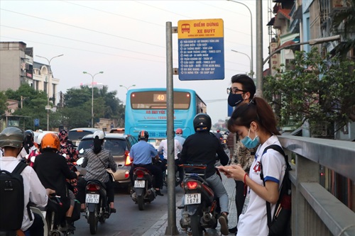 Hanoi invirtio mas de 180 mil millones de dong para construir refugios de autobuses. Foto: Huu Chanh