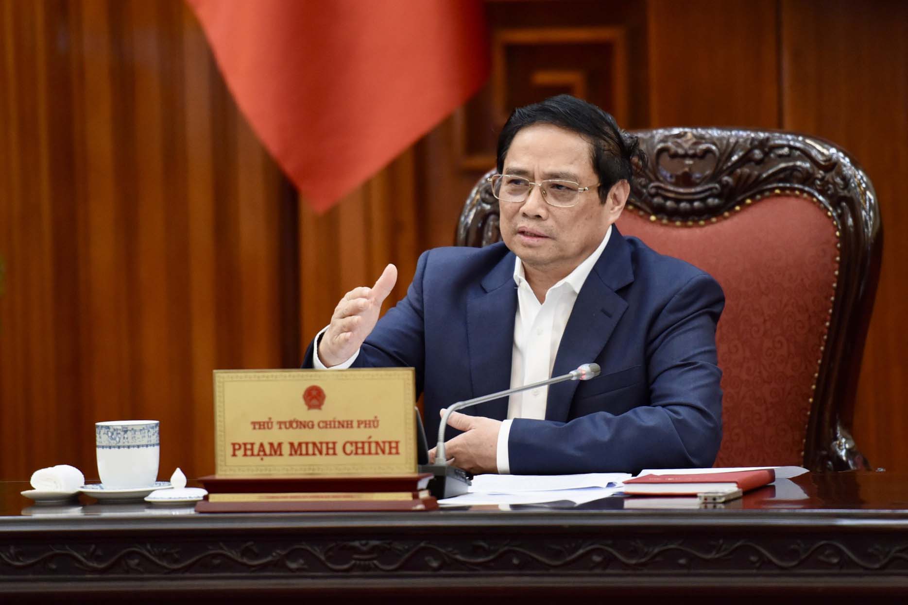 El primer ministro Pham Minh Chinh asigno al Viceprimer Ministro para dirigir la implementacion de una serie de tareas clave y urgentes. Foto: VGP/NHAT BAC.