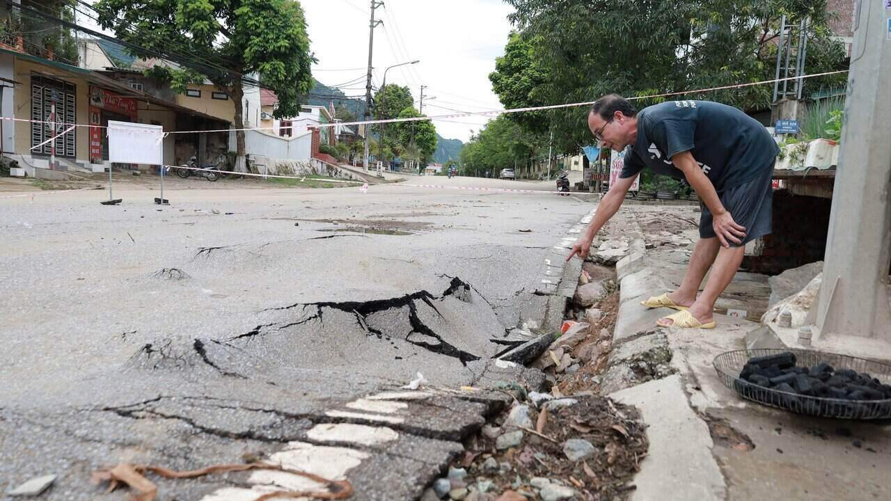 Una calle Duong Vuong Hoa Binh se rompio seriamente despues de fuertes lluvias. Foto: Viet Ha