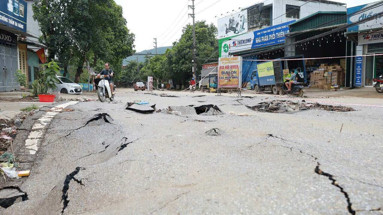 Mot doan mat duong bi troi len bat thuong, tiem an nguy co tai nan cho nguoi va phuong tien luu thong. Anh: Viet Ha