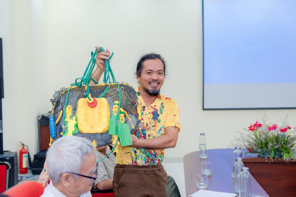 Nghe si Nguyen Quoc Dan nhan manh thiet ke khong gian phai an tuong ve thi giac va minh hoa bang chiec tui tu vat lieu tai che cho chinh anh tao ra. Anh: Thanh Hai