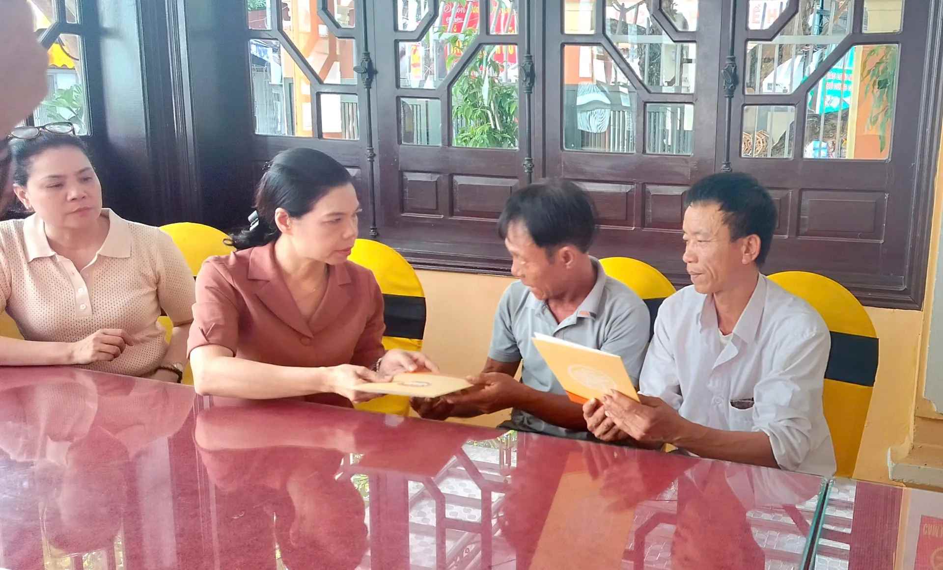 Pho Chu tich Uy ban Mat tran To quoc Viet Nam TP Ha Noi Dang Thi Phuong Hoa trao ho tro cua Uy ban MTTQ Viet Nam TP Ha Noi va gui loi chia buon sau sac toi than nhan 2 nan nhan. Anh: Linh Chi