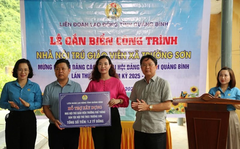 The joy of a cheap teacher in Quang Binh when having a new boarding house.