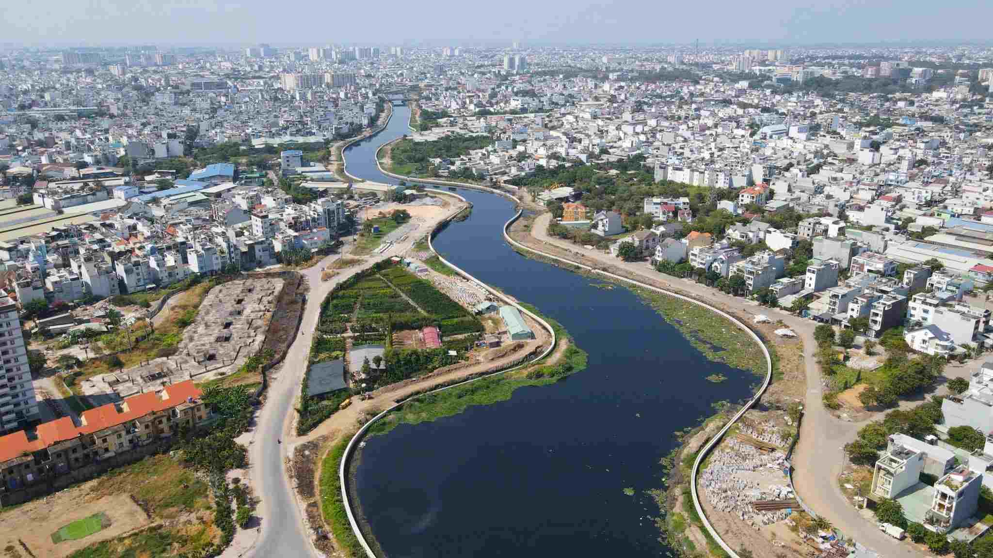 La seccion de Tham Luong - Ben Cat Canal a traves del distrito de Go Vap (ciudad de Ho Chi Minh) despues de mas de 2 años de renovacion. Foto: ANH TU