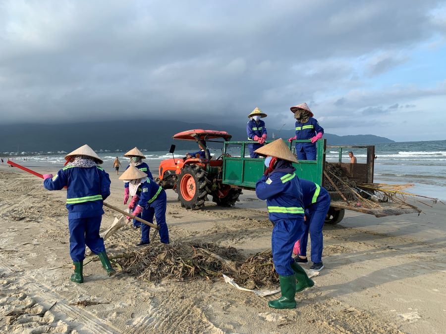 Da Nang collects buckets and garbage left behind after rain on the beaches. Photo: Thanh Huyen