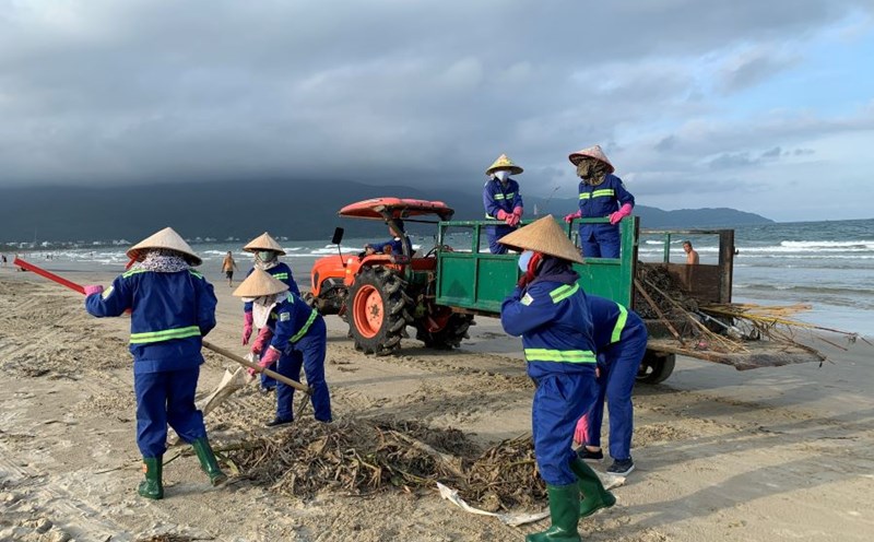 Da Nang collects buckets and garbage left behind after rain on the beaches. Photo: Thanh Huyen