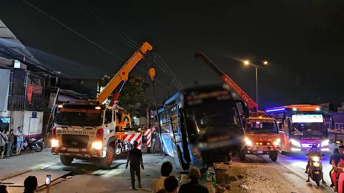 Scene of a sleeper bus crushing a concrete median strip in Ho Chi Minh City. Photo: Minh Tam