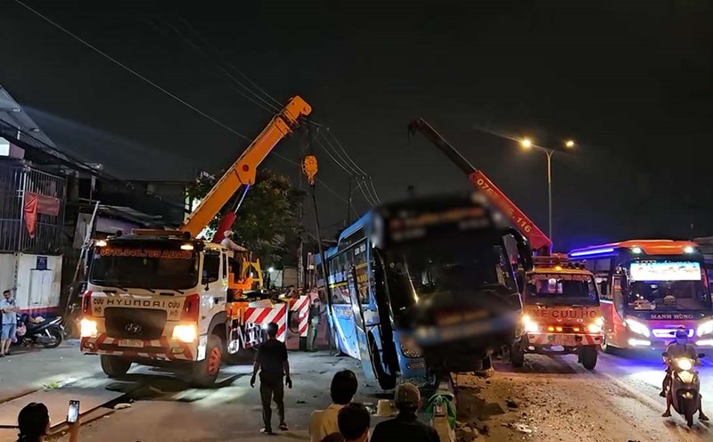 Scene of a sleeper bus crushing a concrete median strip in Ho Chi Minh City. Photo: Minh Tam