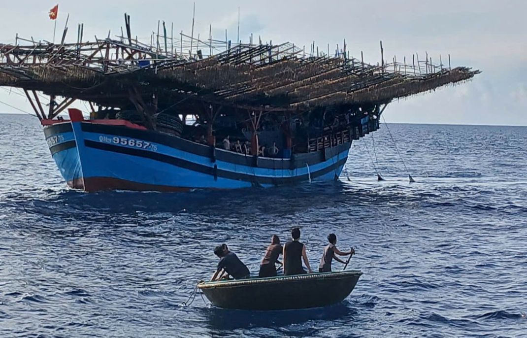 Officers and soldiers of DK1/21 Shipyard promptly rescued fishermen in distress at sea.