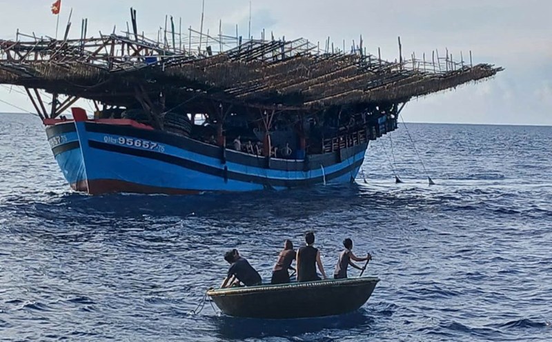 Officers and soldiers of DK1/21 Shipyard promptly rescued fishermen in distress at sea.