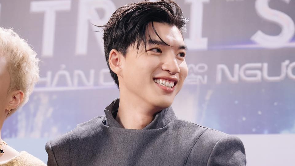 HIEUTHUHAI bi lo anh than mat voi ban gai tin don. Anh: NSX Anh trai say hi