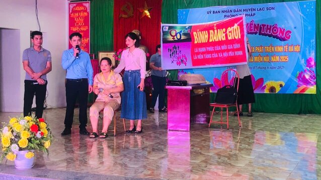 Scenario on promoting the law on gender equality and the Law on Marriage and Family. Photo: Binh Khang