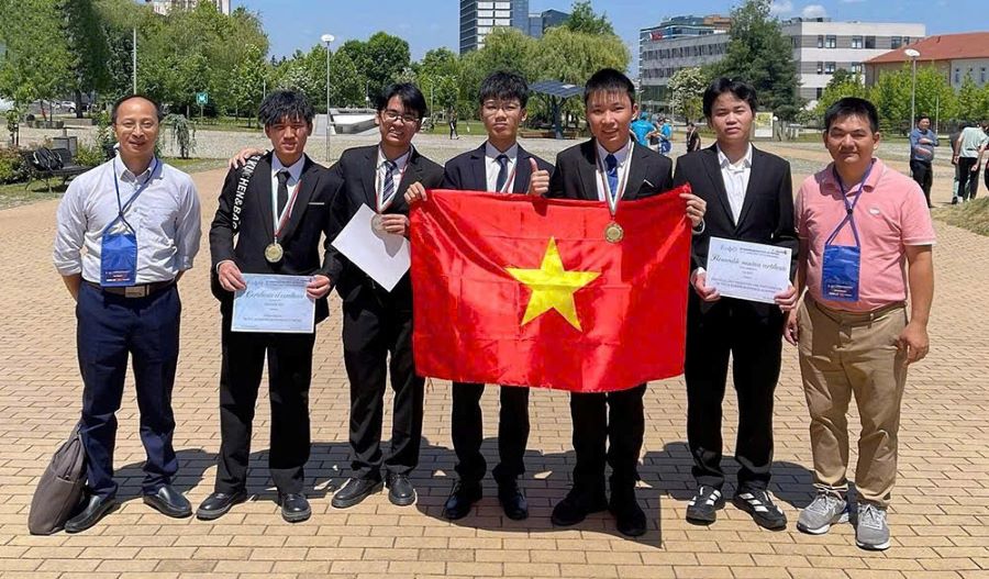 student Cable Kim Hoang Bao (4th, right) - student of Le Quy Don High School, Da Nang City, and his friends in the Vietnam national team at the European Physics Olympiad (EuPhO) 2025. Photo: City Portal