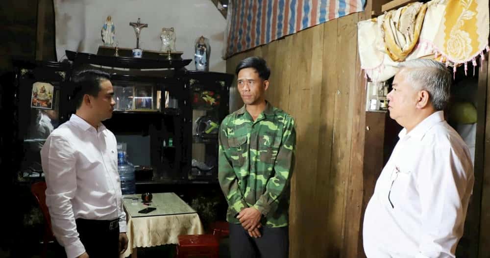 Lãnh đạo huyện hỏi thăm tình hình, đời sống của người dân trên địa bàn. Ảnh: Văn Tâm