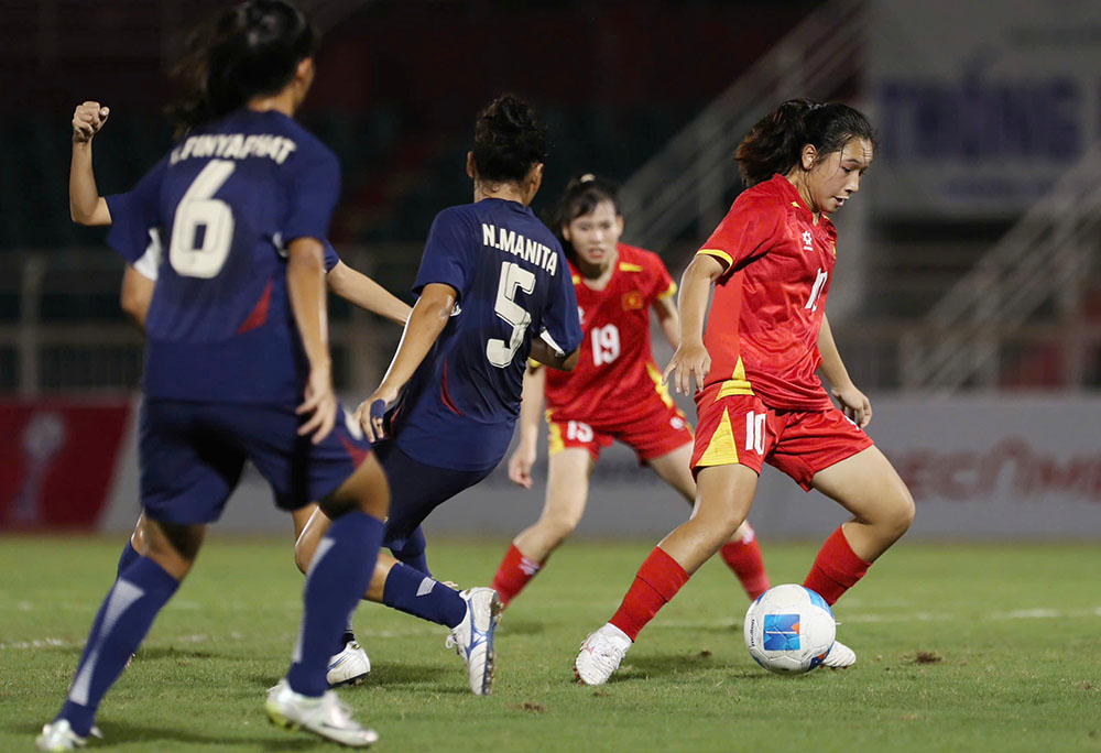 Sang hiep 2, U19 nu Viet Nam chu dong day cao doi hinh de tim ban go.