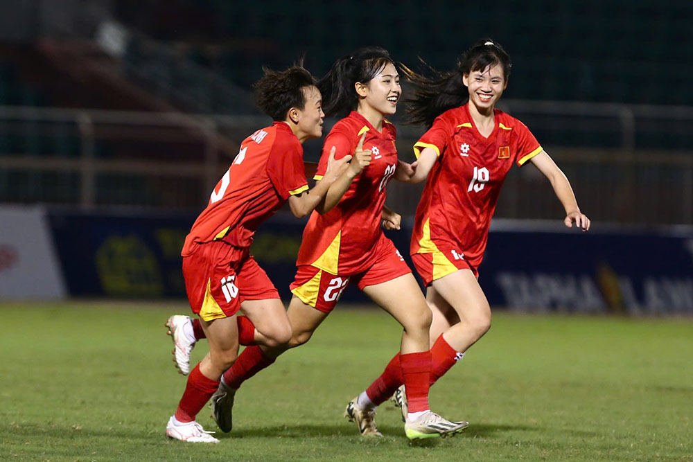 No luc cua cac cau thu chu nha duoc den dap o phut 51 khi Thuy Nga thuc hien thanh cong qua phat den.