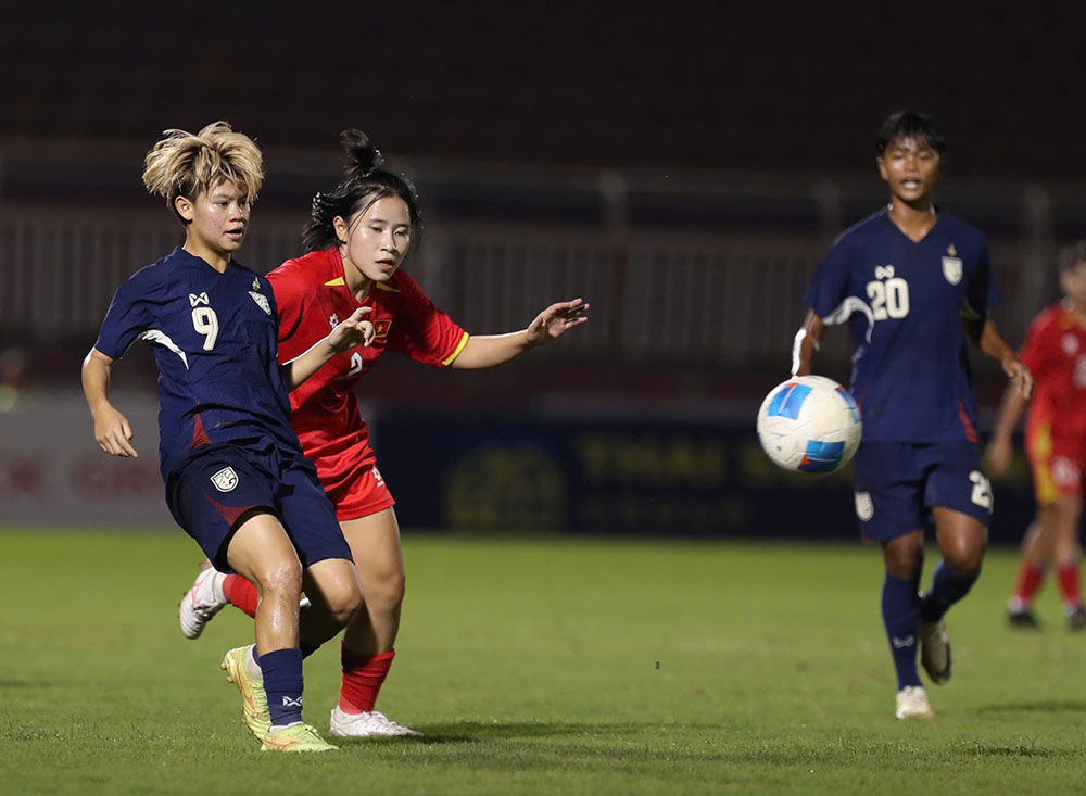 Du vay, truoc ap luc lon tu doi phuong, hang phong ngu U19 nu Viet Nam da bi danh bai o phut 27. Thuy Linh de mat bong tai hai tao co hoi cho Rinyaphat Moongdong bang len va dut diem cheo goc danh bai thu mon Le Thi Thu.