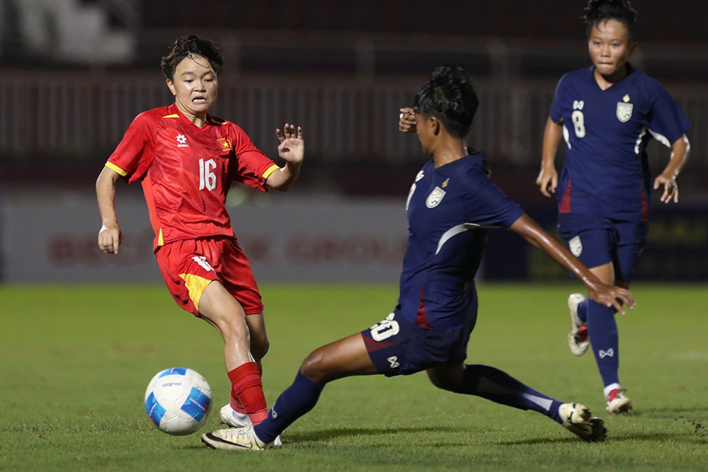 Tuy nhien, truoc doi thu duoc danh gia cao hon, U19 nu Viet Nam nhap cuoc kha be tac. Cac cau thu ao do chi co the thi dau co cum va lien tuc pha bong de giam tai ap luc tu phia Thai Lan.