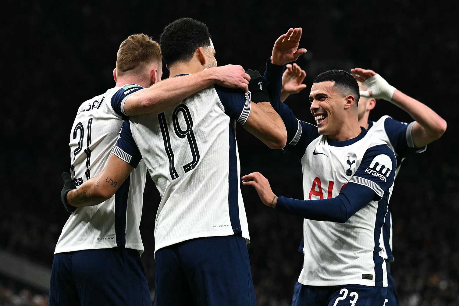Tottenham dang hung phan sau chuc vo dich Europa League. Anh: AFP