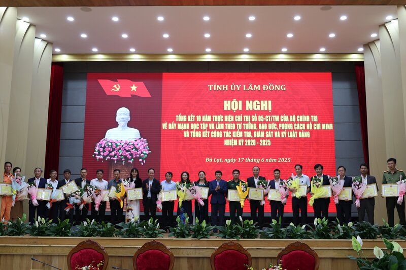 Los colectivos y los miembros de la Union de Lam Dong Provincial Union fueron recompensados ​​por estudiar y seguir las palabras del tio Ho. Foto: Lam Duc