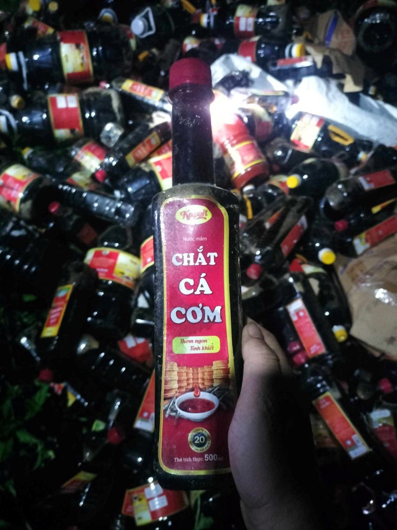 Hau het so nuoc mam bi vut trom ven kenh thuy loi Phu Ninh, Quang Nam da het han, nguy co gay o nhiem moi truong. Anh: Truong An