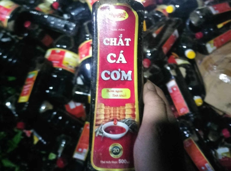 Thousands of bottles of "excessive" fish sauce were stolen along Phu Ninh canal, Quang Nam. Photo: Truong An