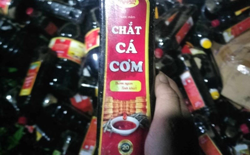 Thousands of bottles of "excessive" fish sauce were stolen along Phu Ninh canal, Quang Nam. Photo: Truong An