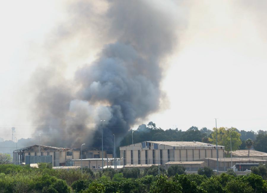 El humo se eleva despues del ataque de misiles iranies contra Herzliya, Central Israel, 17 de junio. Foto: Xinhua