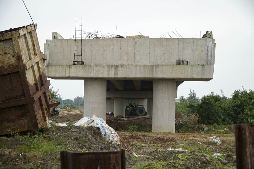 El terreno es una de las razones por las cuales el Dung Quat - Sa Huynh Coastal Road Project Fase IIB en Quang Ngai implementa el retraso de la construccion. Foto: Vien Nguyen