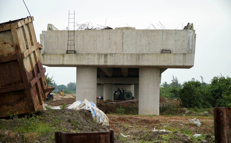 Land clearance problems are one of the reasons why the Dung Quat - Sa Huynh coastal road project phase IIb in Quang Ngai is delayed. Photo: Vien Nguyen