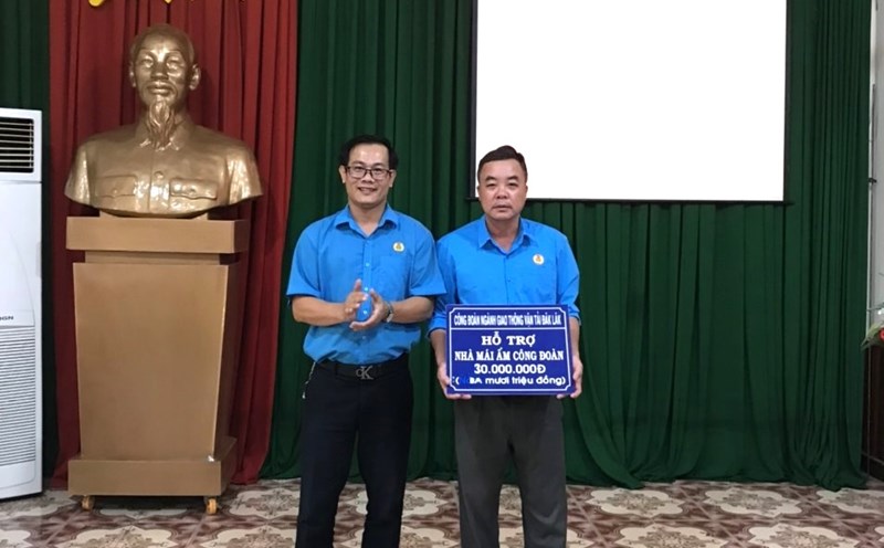 In recent years, the Dak Lak Transport Trade Union has always prioritized resources to support union members and workers in difficult circumstances. Photo: Bao Trung