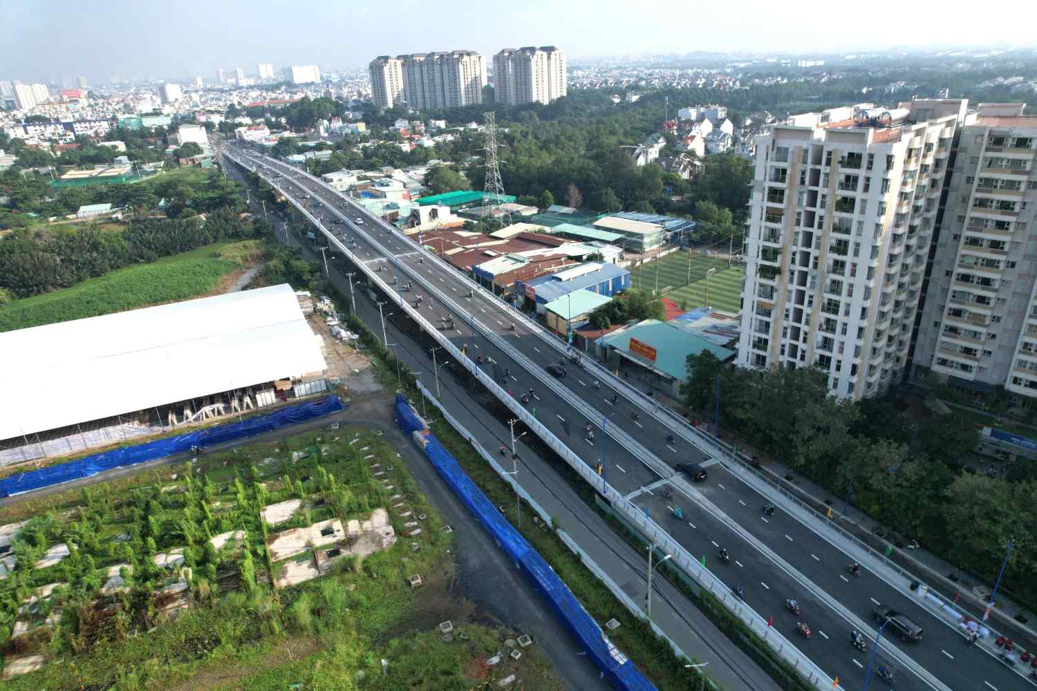 Nam Ly Bridge on do Xuan Hop Street (Ciudad de Thu Duc, Ciudad Ho Chi Minh) tarda 8 años en completarse. Foto: Minh Quan