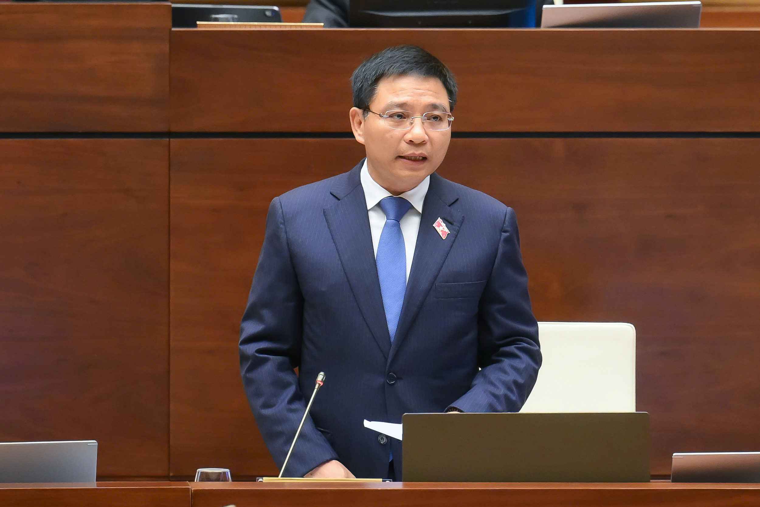 Minister of Finance Nguyen Van Thang answered questions. Photo: To The