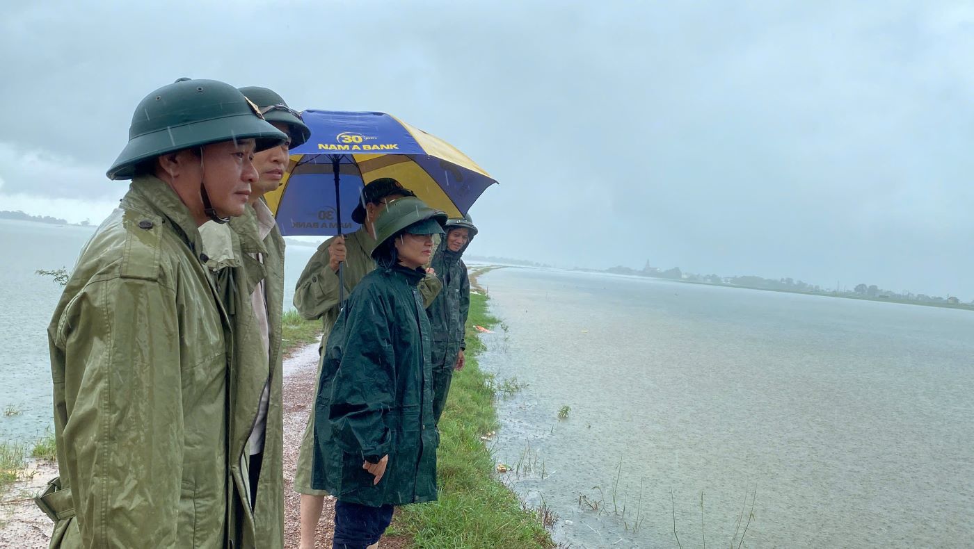 Los lideres de la industria agricola en la provincia de Quang Tri verificaron el area de arroz inundada el 12 de junio. Foto: Han Nguyen