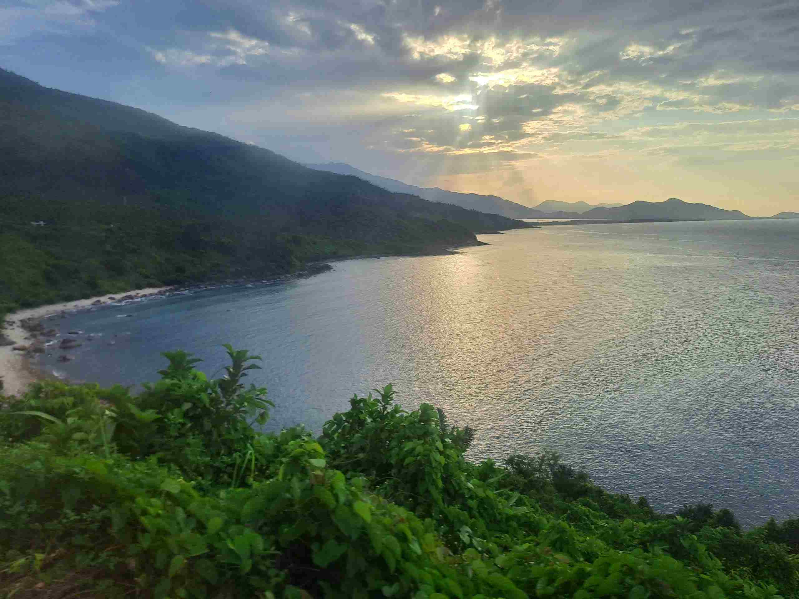 Phong canh bien Hue - Da Nang tren chuyen tau Thong Nhat di tu Bac vao Nam. Anh: Dan Thanh