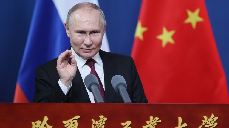 El presidente ruso, Vladimir Putin, hablo en una reunion con un estudiante de la Academia de Tecnologia de Harbin en China, el 17 de mayo de 2024. Foto: Sputnik