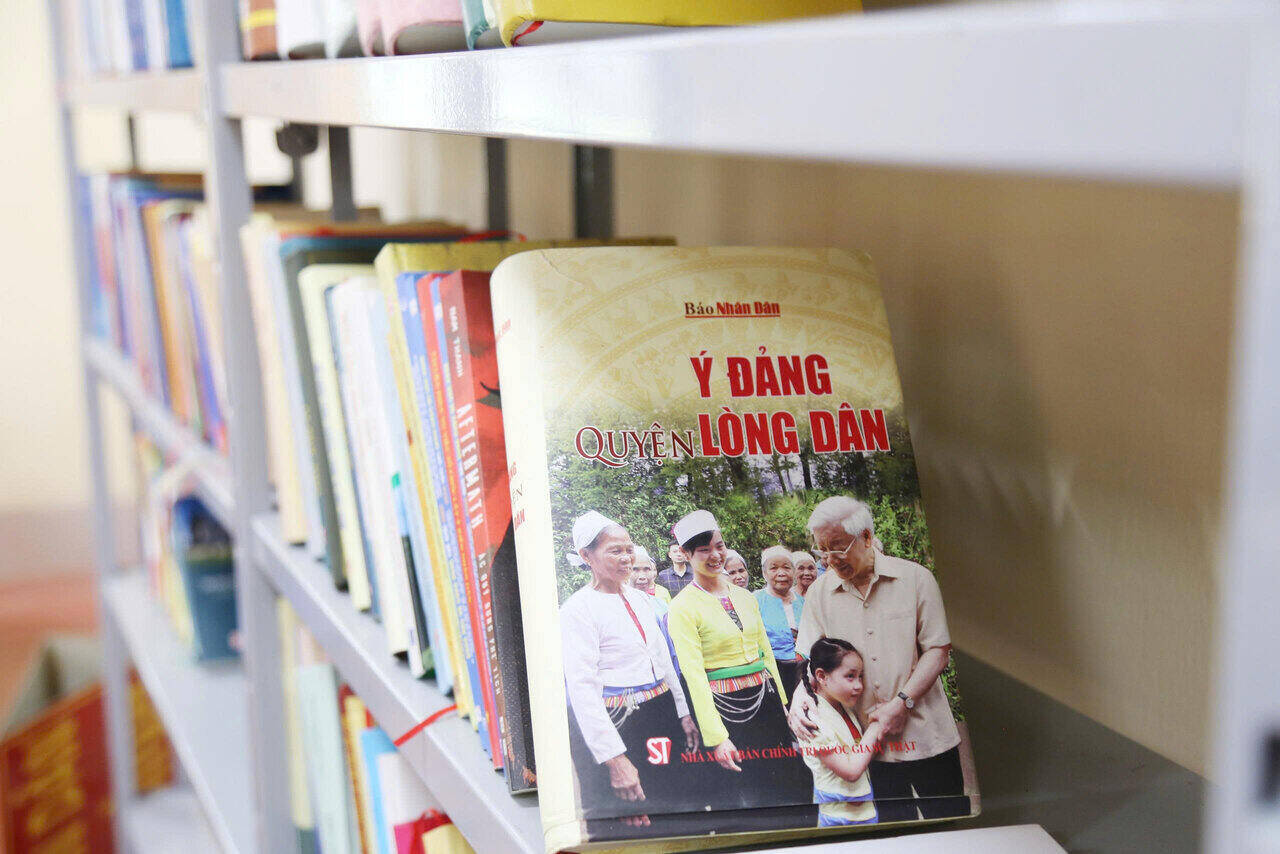 Nhieu dau sach tai tu sach phap luat duoc lua chon gan gui, de hieu, phu hop voi nguoi dan vung nong thon, mien nui. Anh: Binh Khang