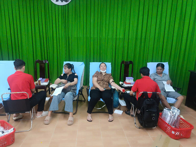 More than 300 volunteers participated in donating blood in Tra On, contributing to saving patients. Photo: Tra On District Health Center