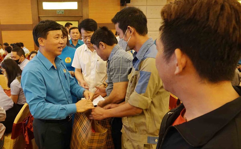 Mr. Nguyen Van Danh - Chairman of the Ha Tinh Provincial Federation of Labor presented gifts to workers of the Ha Tinh Economic Zones Trade Union on the occasion of Workers' Month 2025. Photo: Tran Tuan.