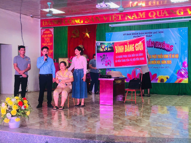 Hoi thi tim hieu phap luat la san choi bo ich cho dong bao DTTS tai huyen Lac Son. Anh: DVCC