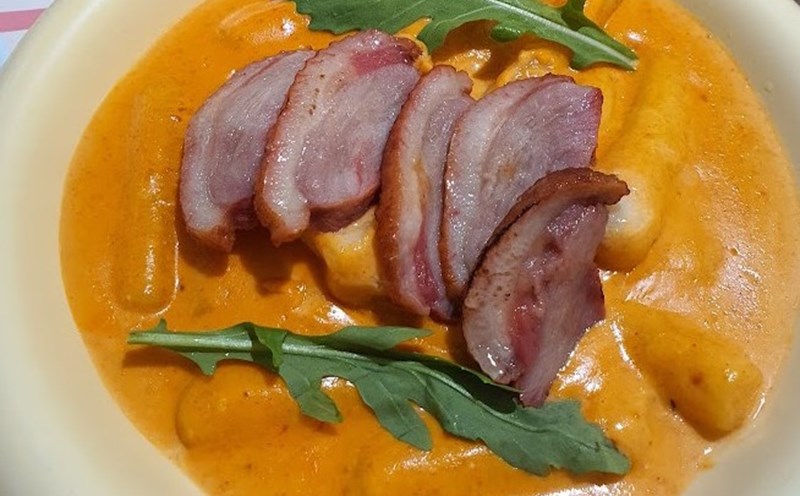 Tokbokki with delicious and easy-to-make souse sauce to change the taste for family meals. Photo: Tuan Dat