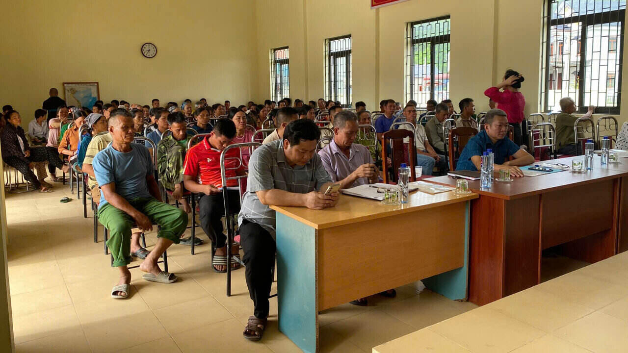 Nguoi dan xa Vu Binh (huyen Lac Son, Hoa Binh) tham gia buoi tuyen truyen phap luat tai Nha van hoa xa. Anh: Don vi cung cap