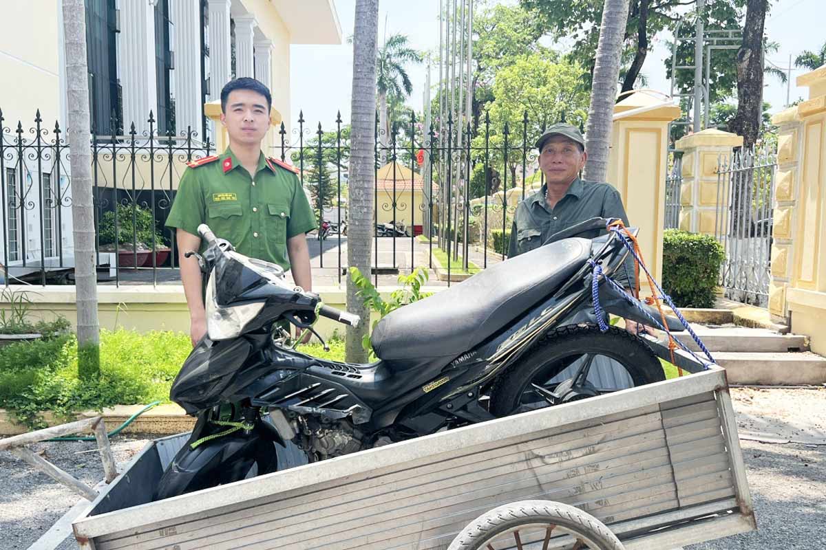 Mr. Vu Van Thang received his assets back. Photo: Quang Ninh Police