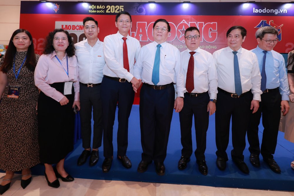 Uy vien Bo Chinh tri, Bi thu Trung uong Dang, Truong Ban Tuyen giao va Dan van Trung uong Nguyen Trong Nghia cung cac dai bieu tham gian cac gian trung bay truoc khi dien ra Le khai mac chinh thuc. Anh: Hai Nguyen